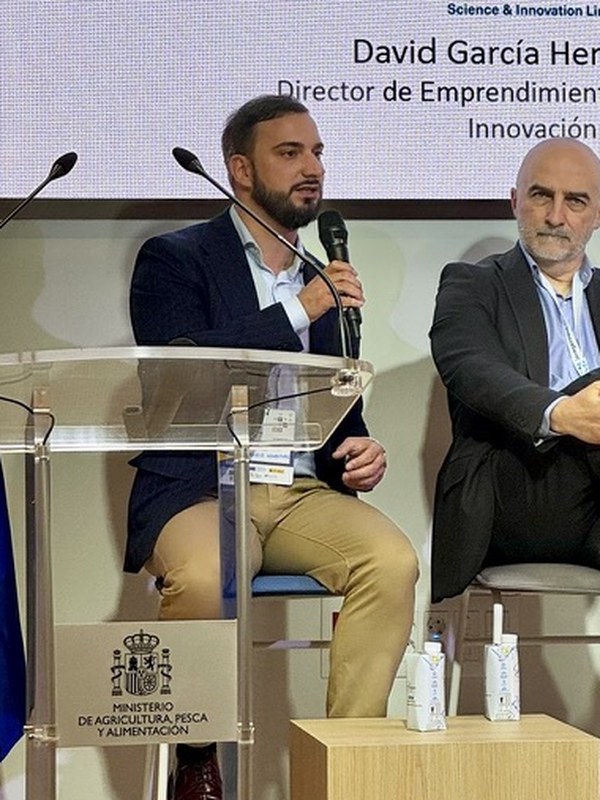 Valentin Garal speaking on a panel at the Spanish Ministry of Agriculture, Fisheries and Food